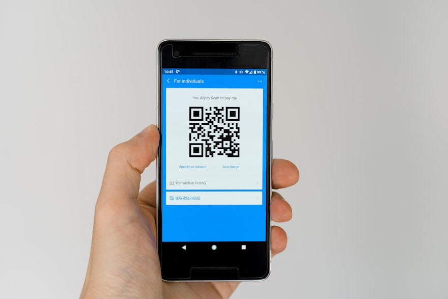 QR-Code scannen an Maschine